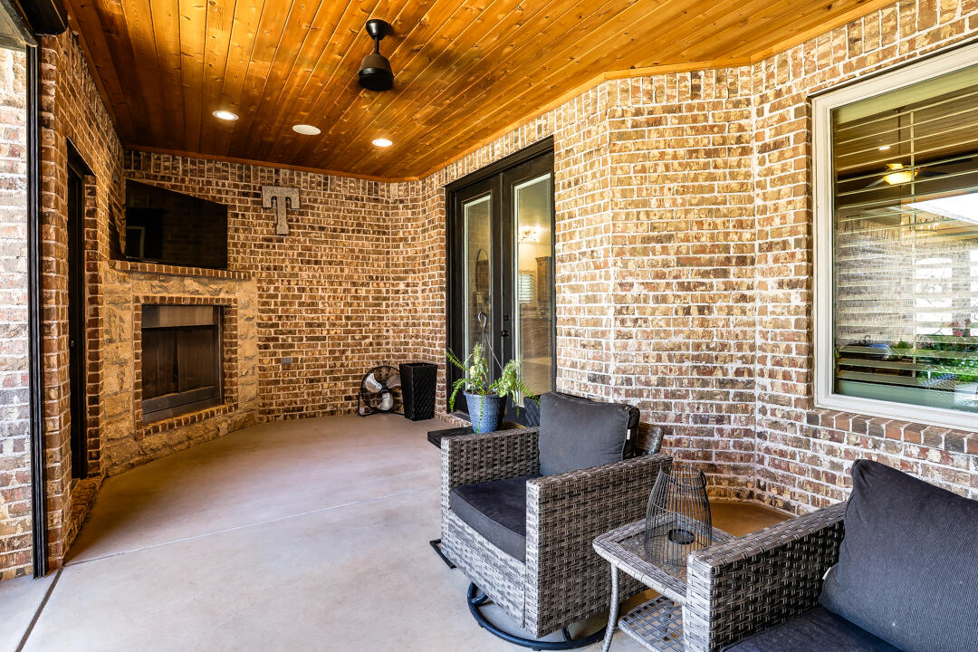 1204 N 14th Place