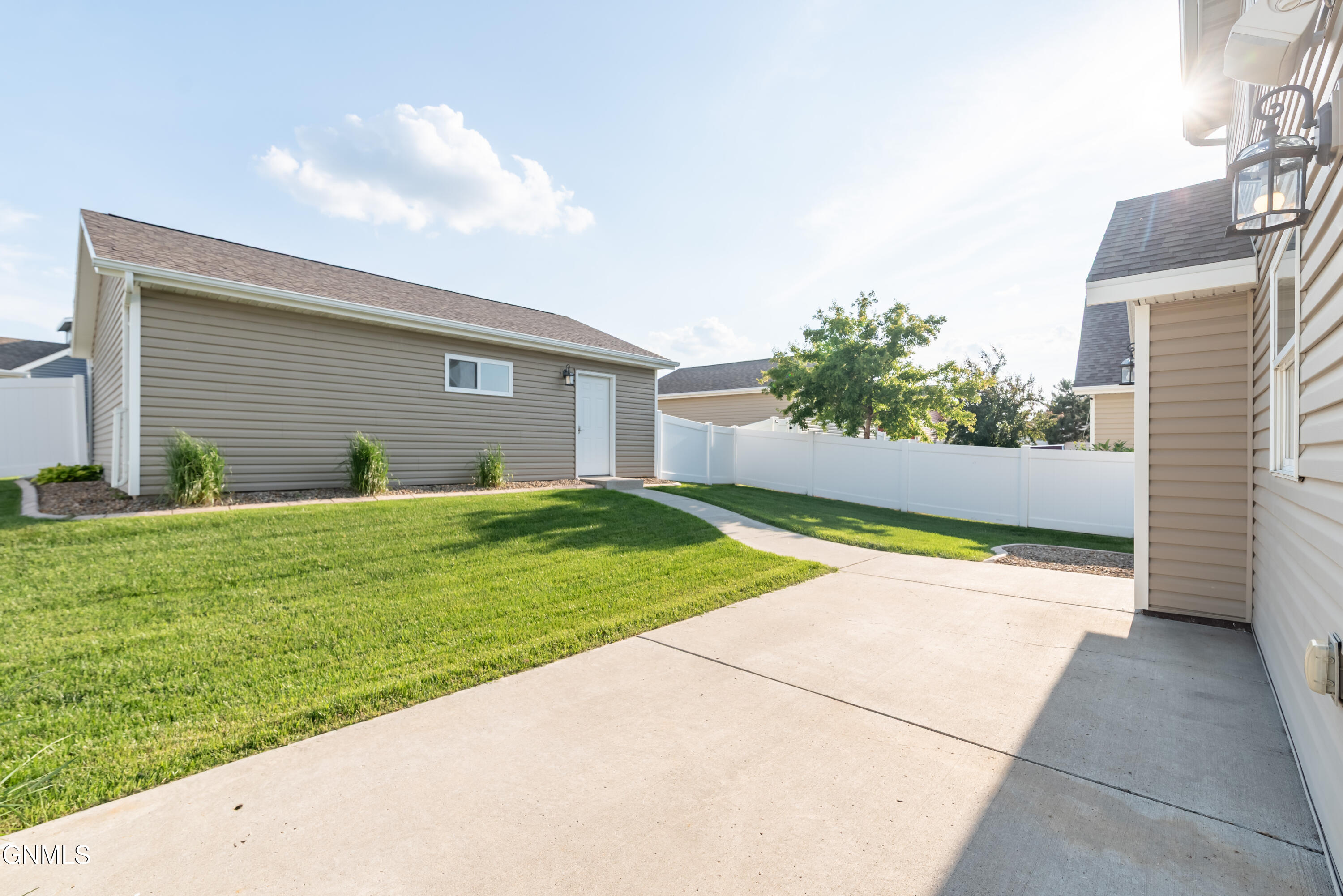 1109 E Lasalle Drive