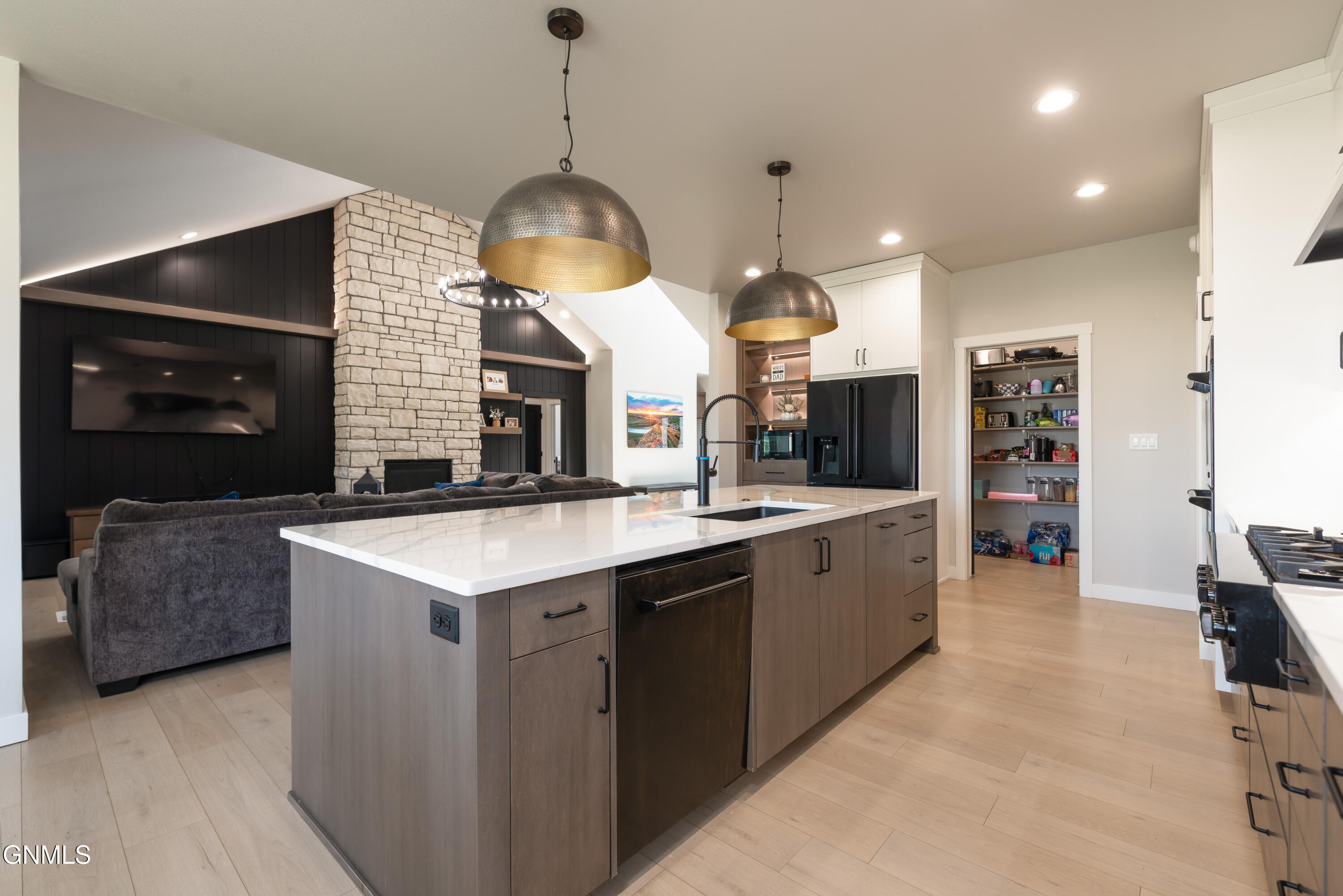 2102 Tule Lane