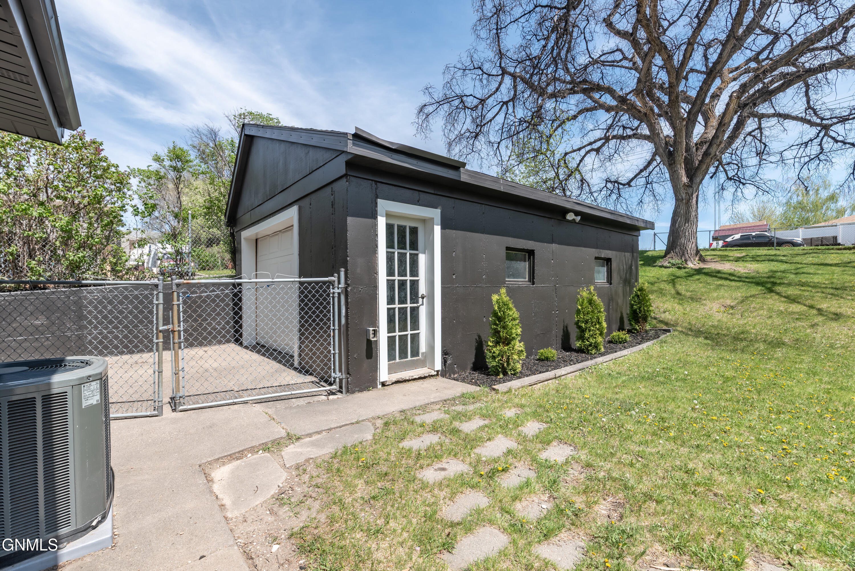 1227 N 14th Street N
