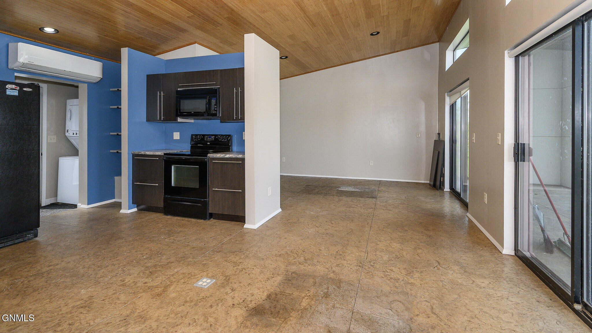 206 Shoreline Drive S