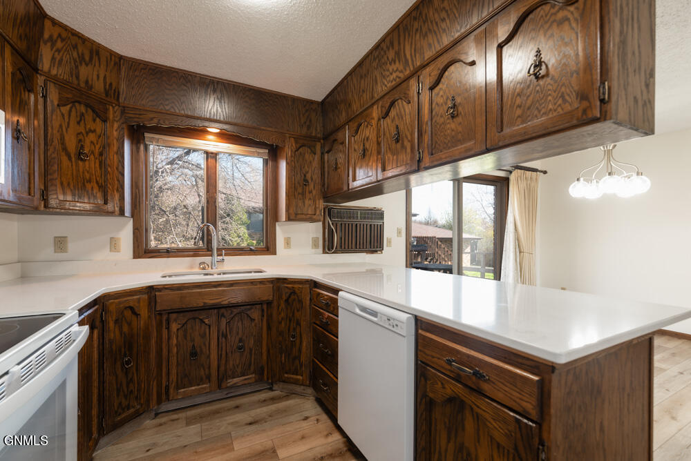 224 W Reno Avenue W