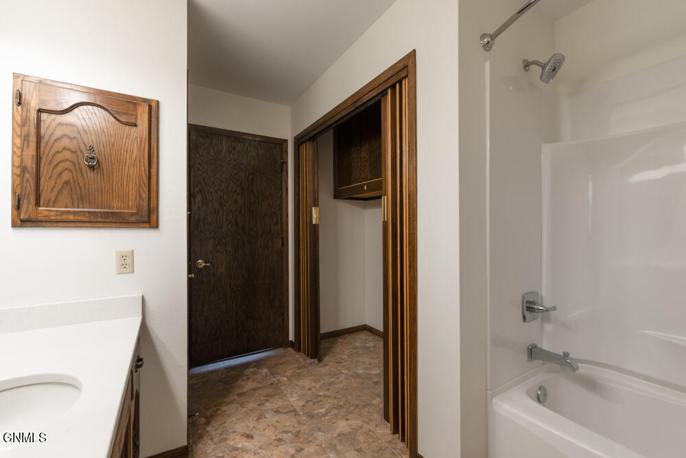 224 W Reno Avenue