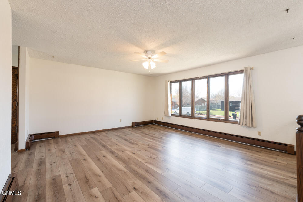 224 W Reno Avenue