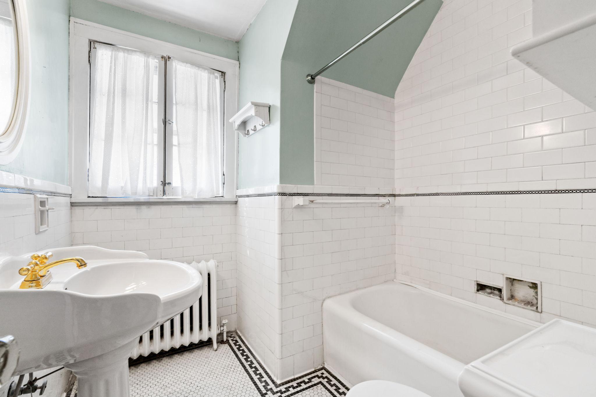 1926 Benjamin Street NE