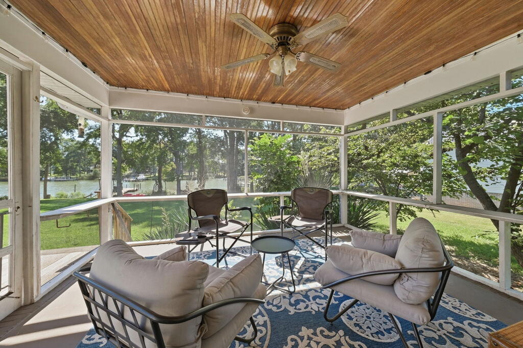 88 Canoe Place