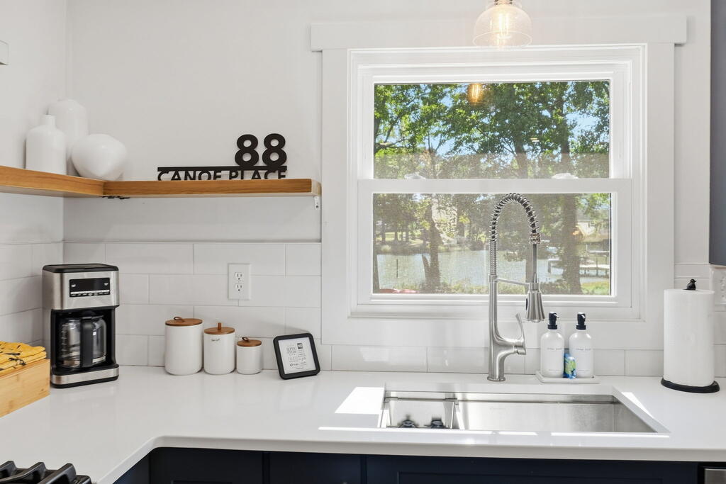 88 Canoe Place
