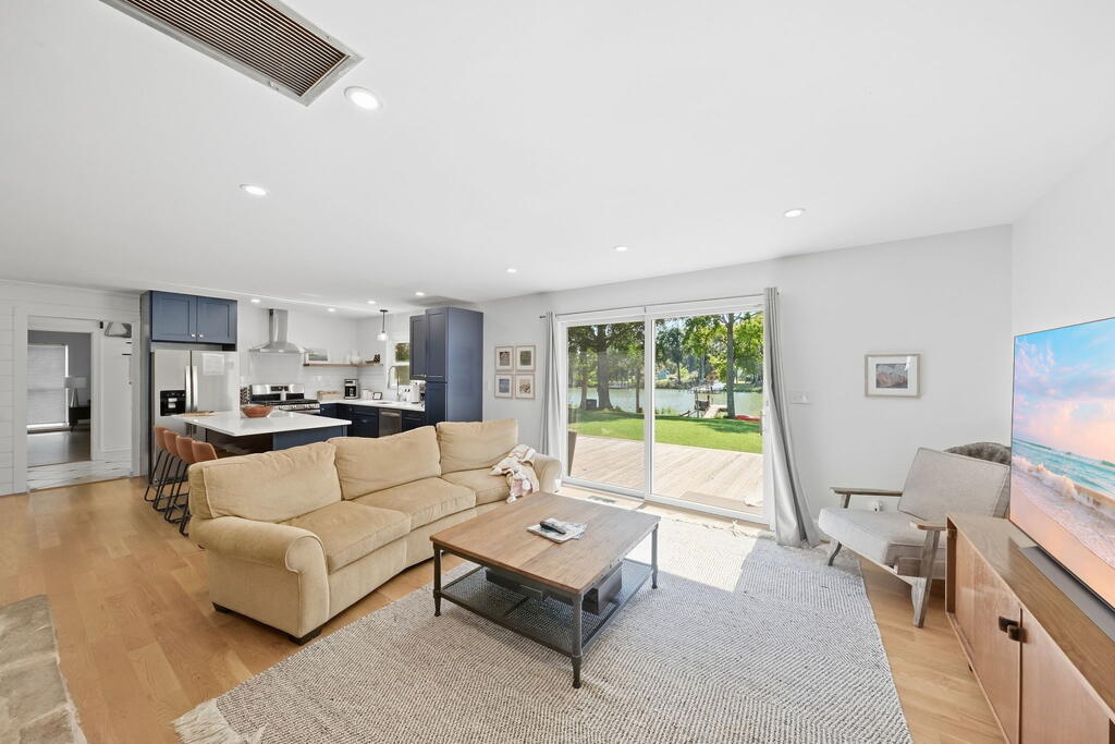 88 Canoe Place