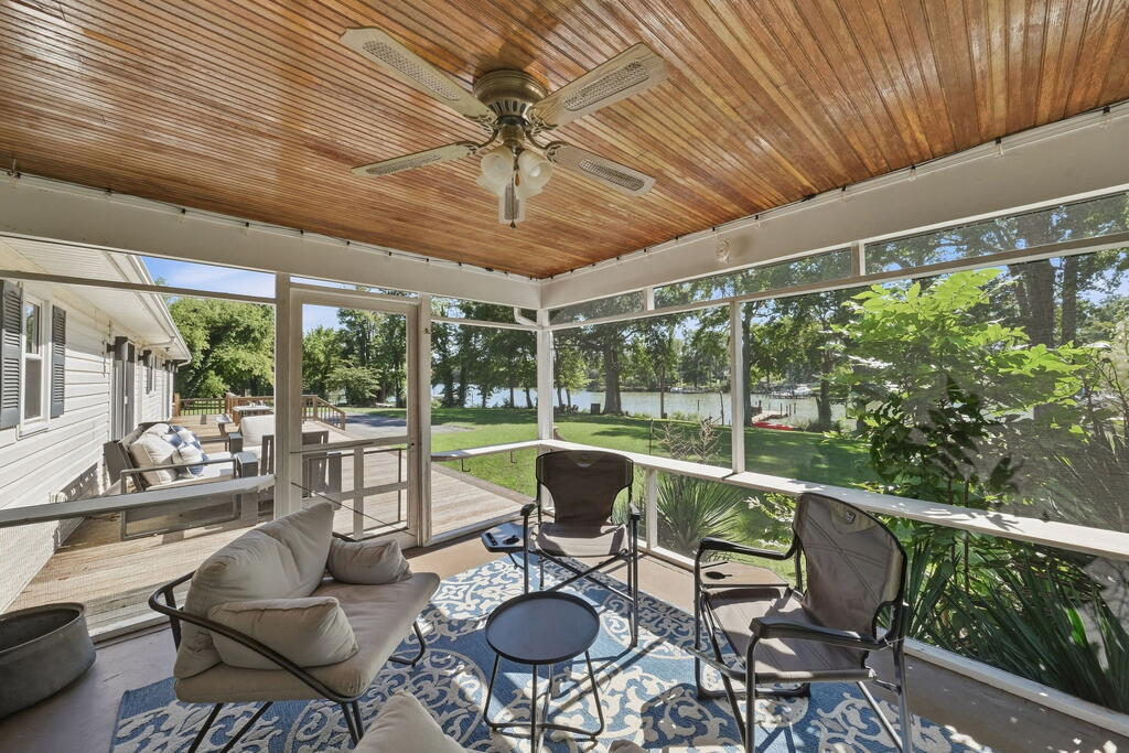 88 Canoe Place