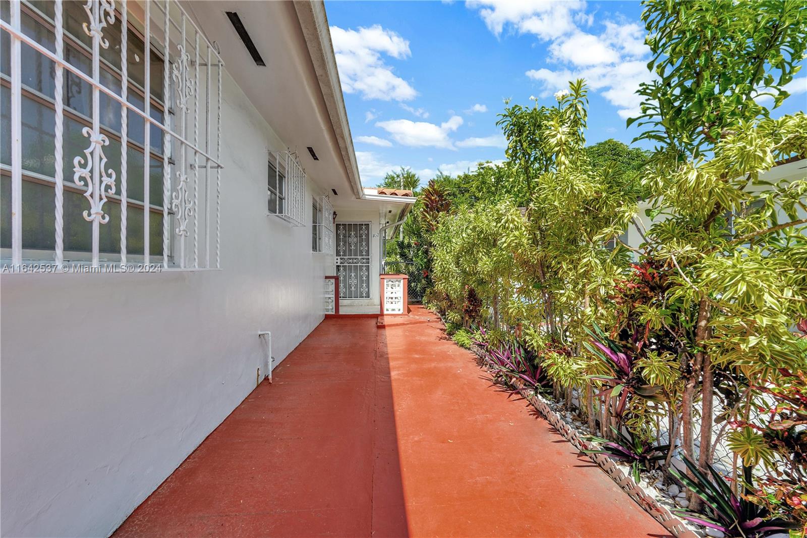 400 NW 25th Ct