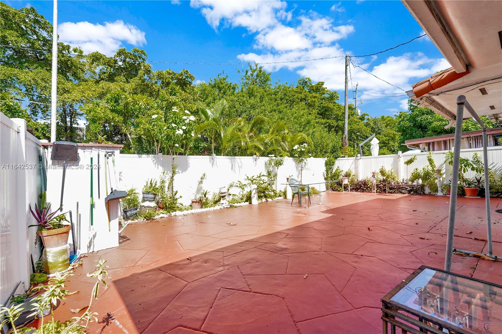 400 NW 25th Ct
