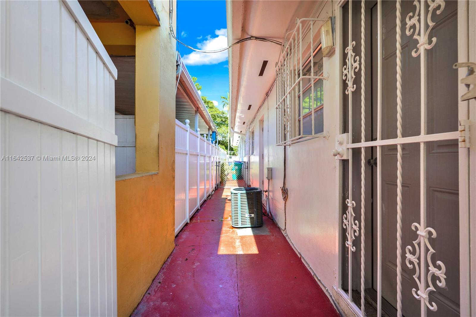 400 NW 25th Ct