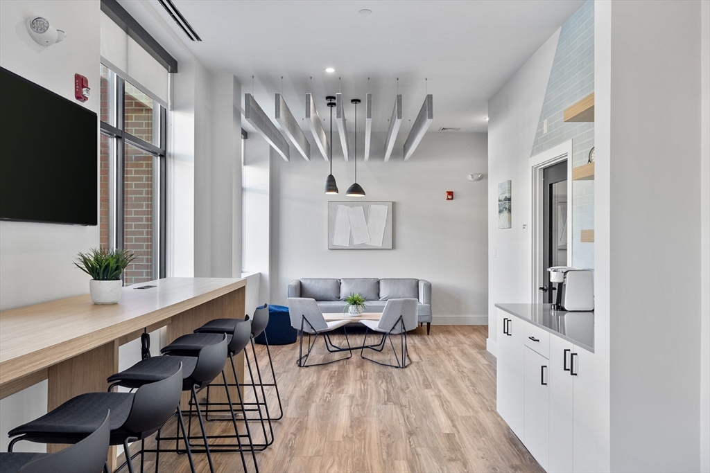 10 Somerset Ave # 404
