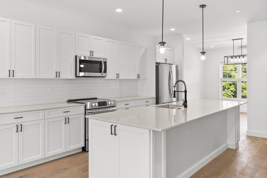 635 Main St. Unit: TH5