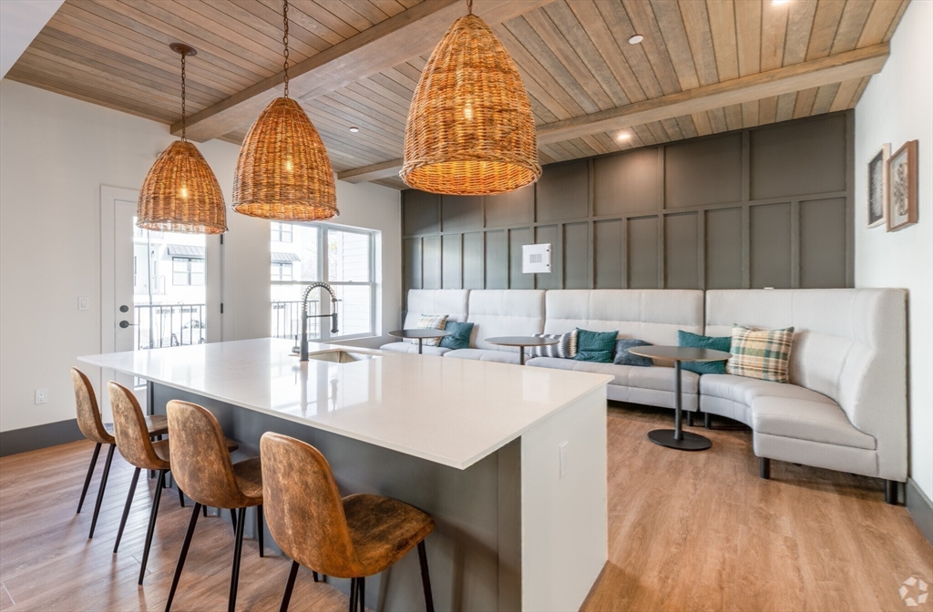 635 Main St. Unit: TH5