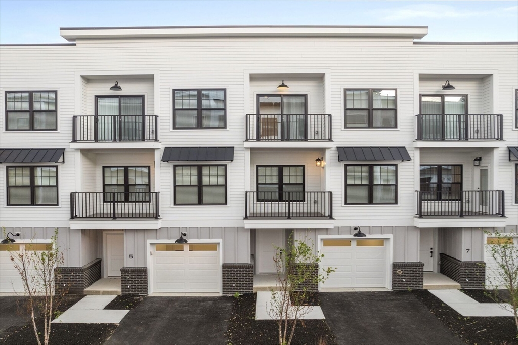 635 Main St. Unit: TH5