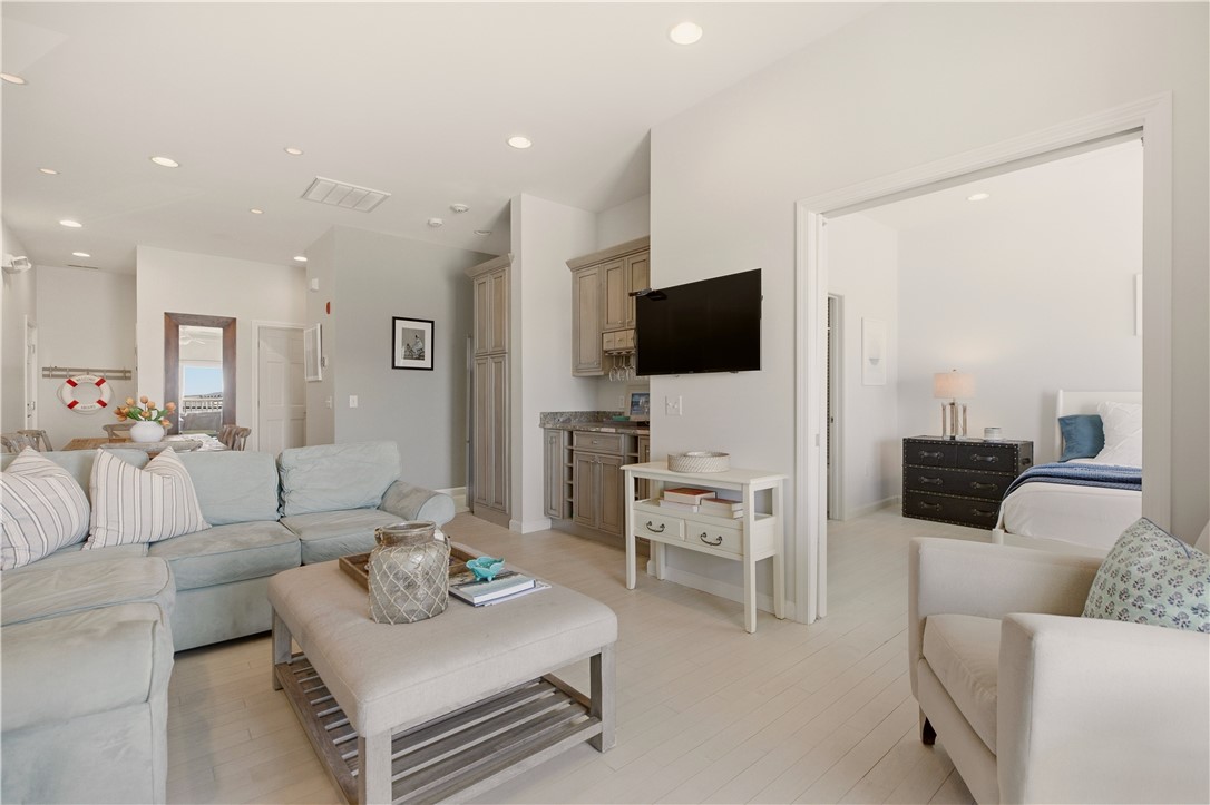 118 Bay Street 4