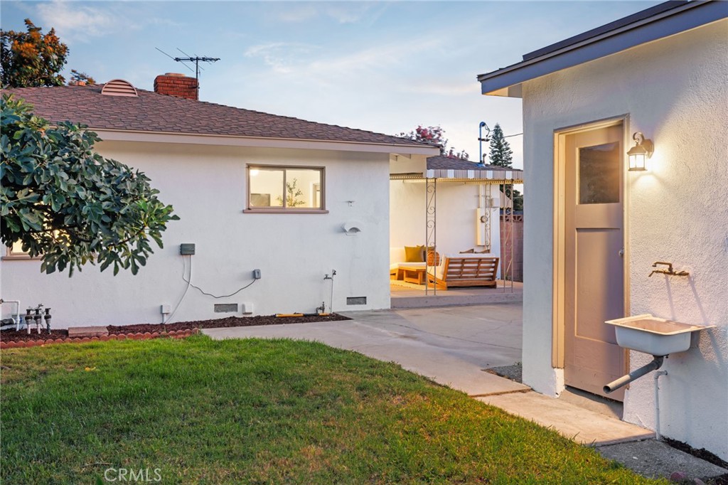 914 W 5th Street