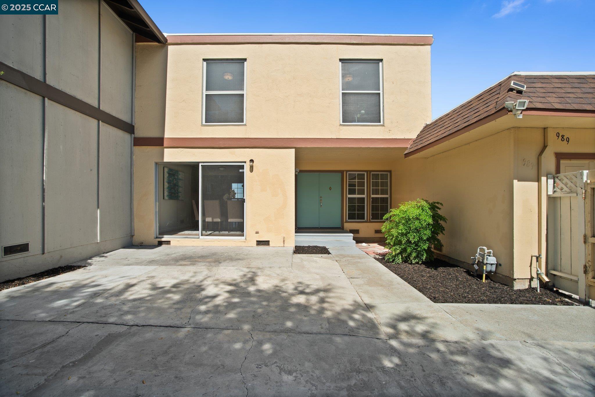 989 Parkside Dr