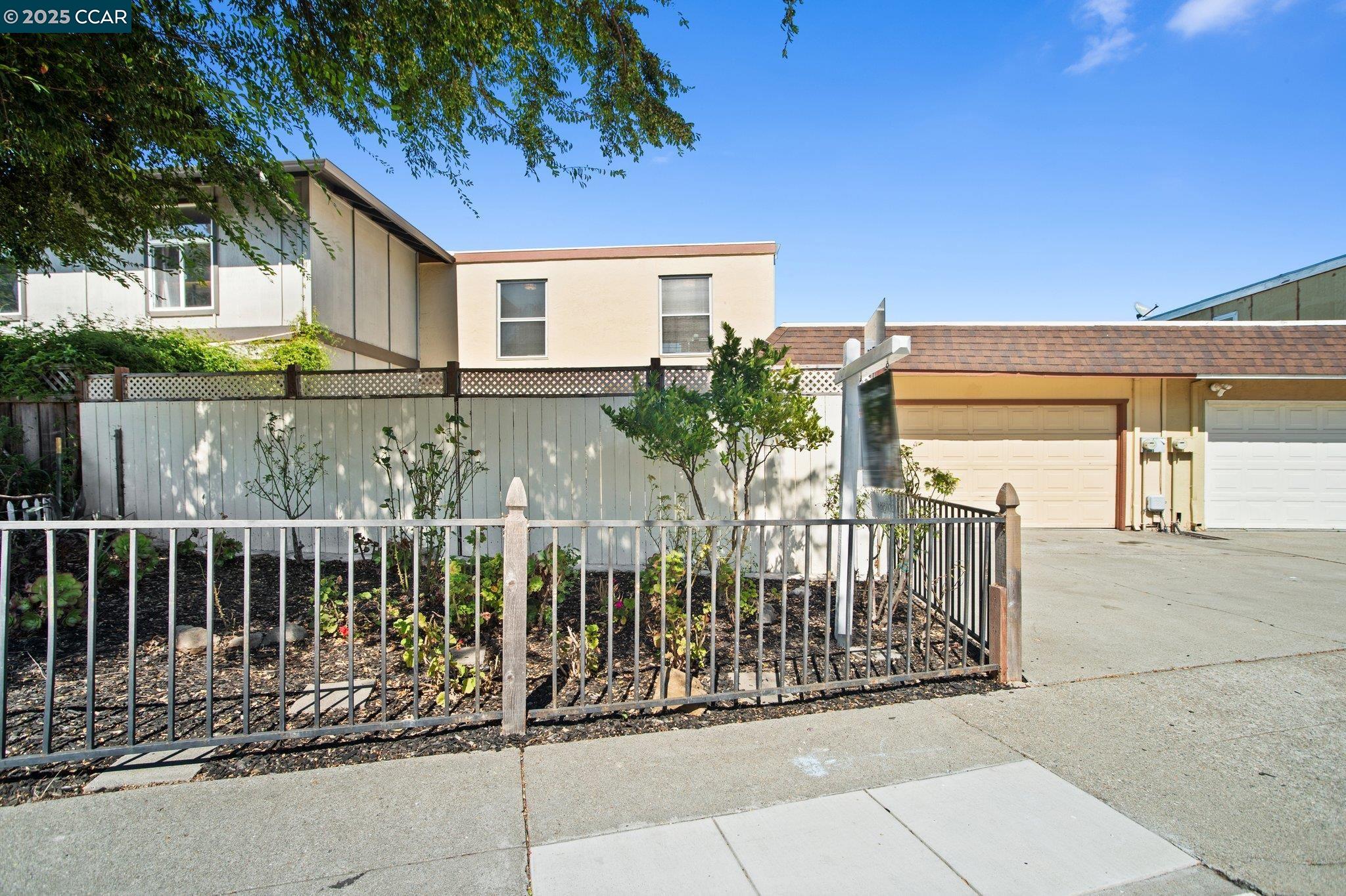 989 Parkside Dr