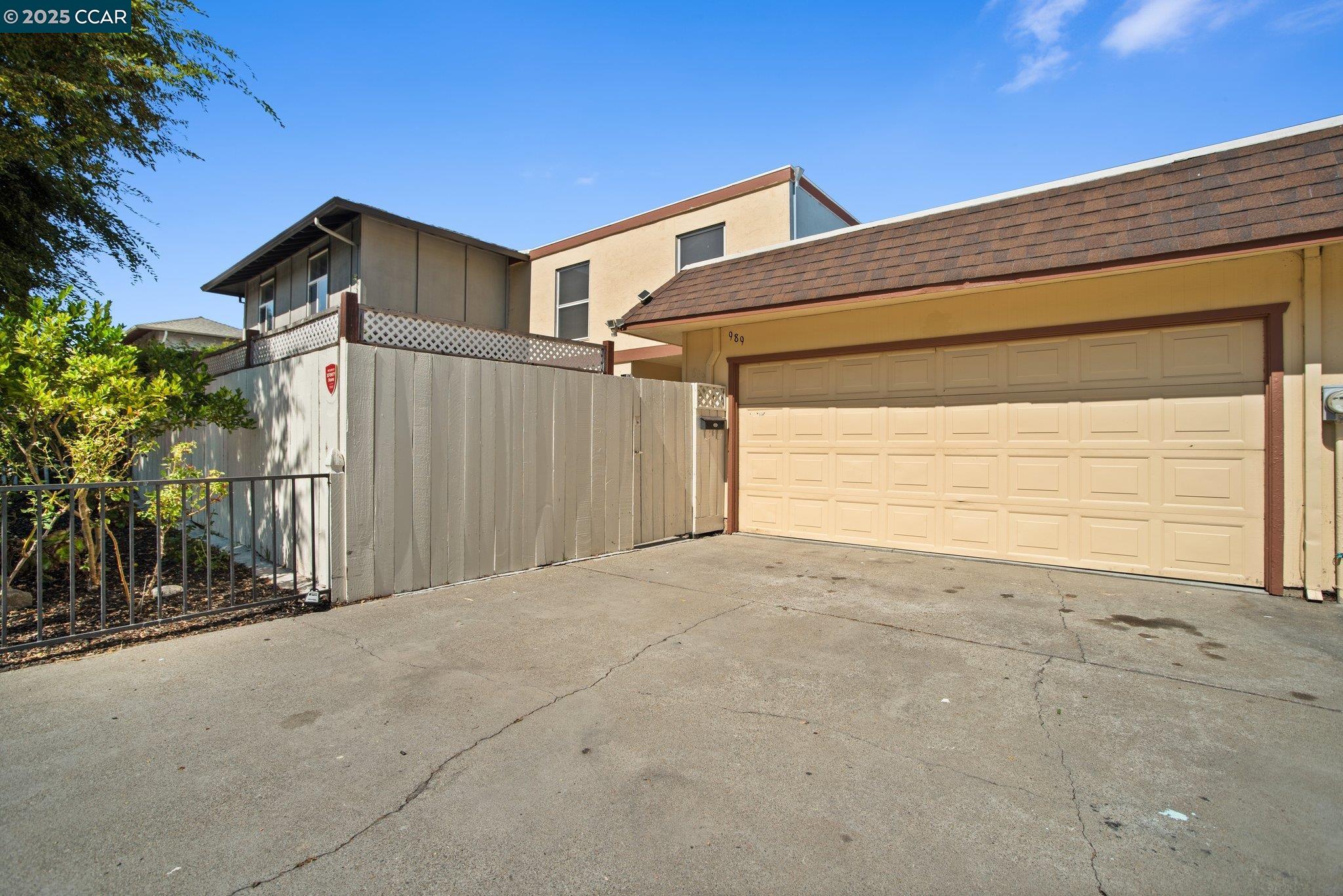989 Parkside Dr