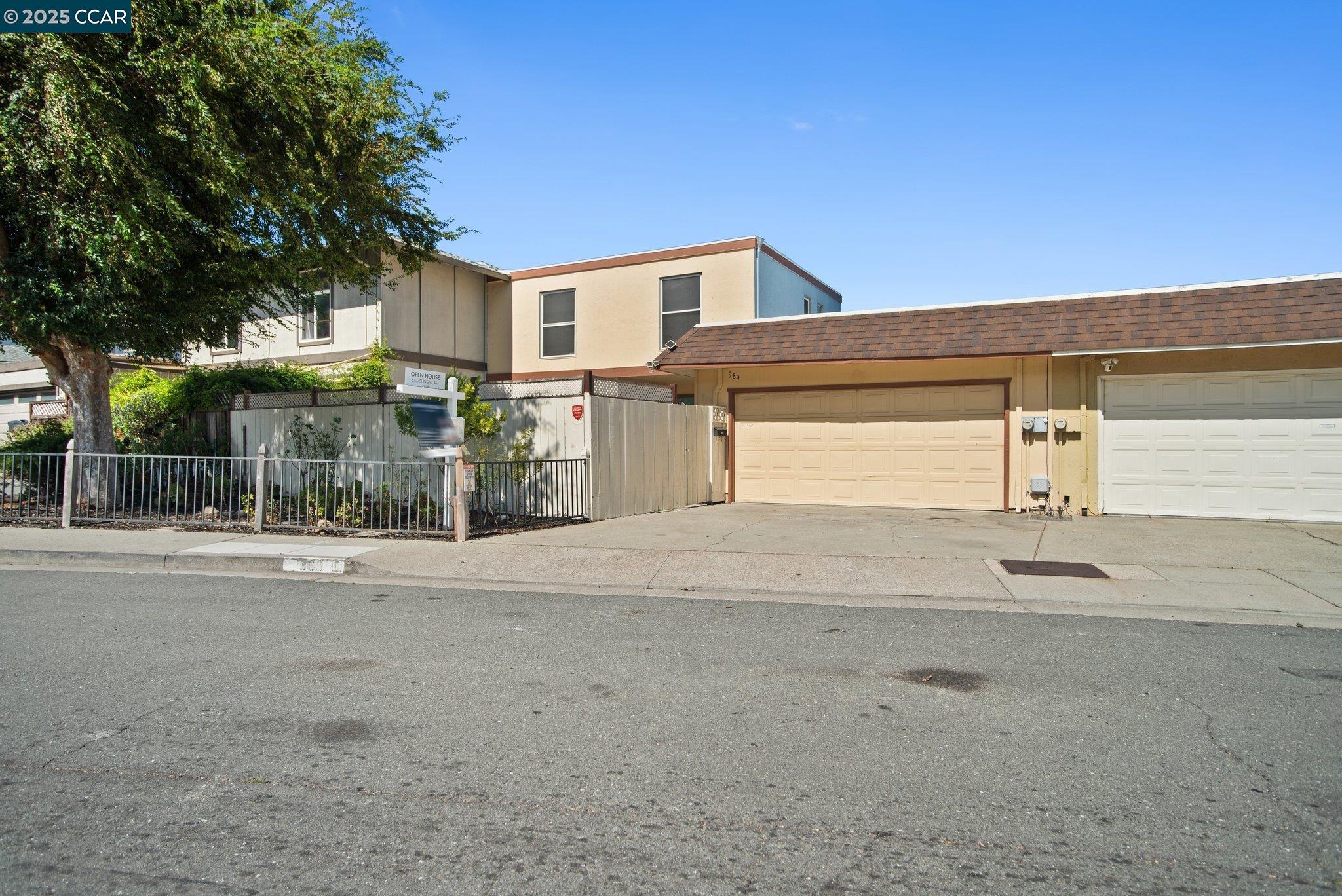 989 Parkside Dr