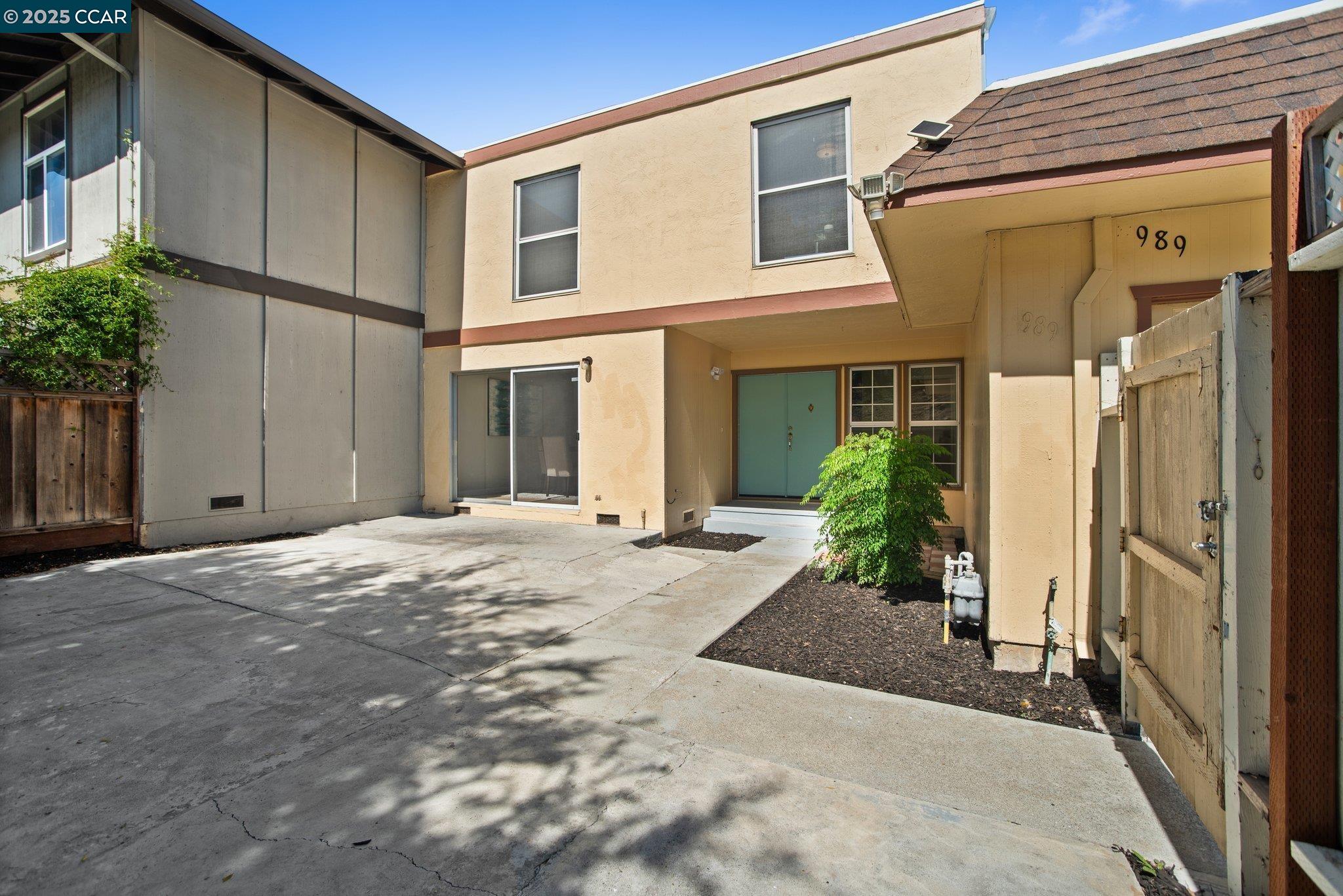 989 Parkside Dr
