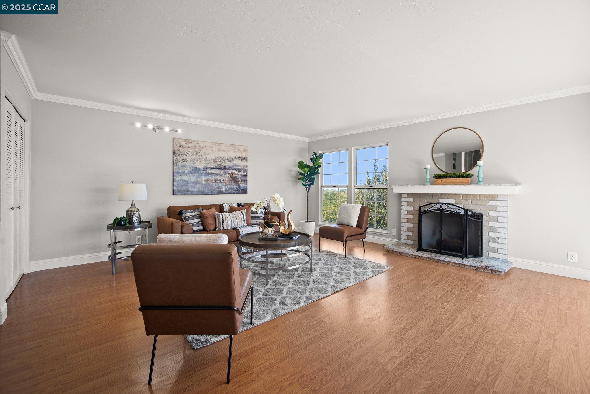 989 Parkside Dr