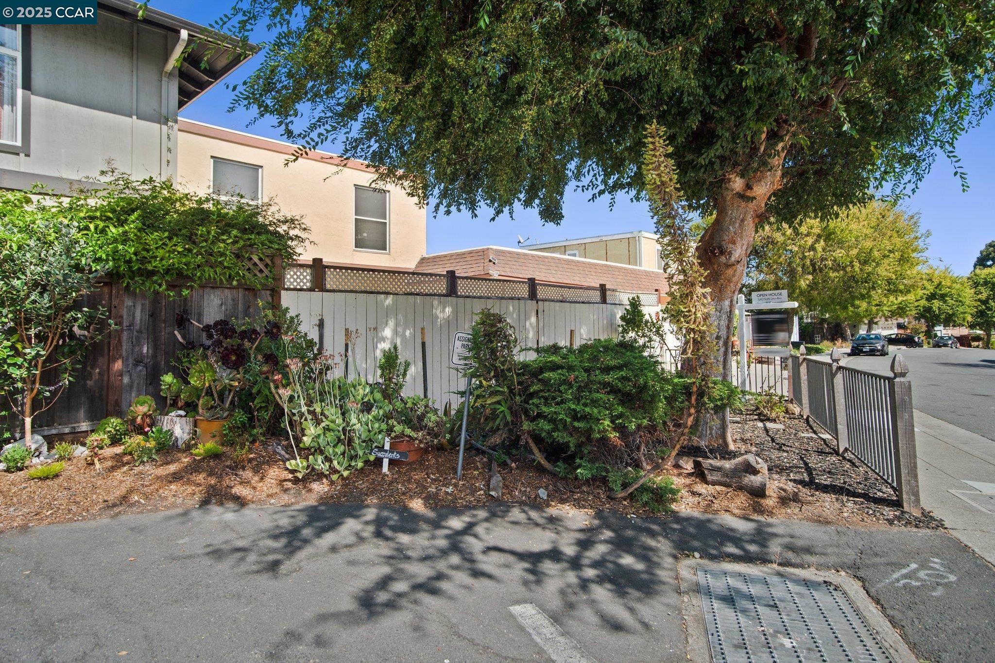 989 Parkside Dr