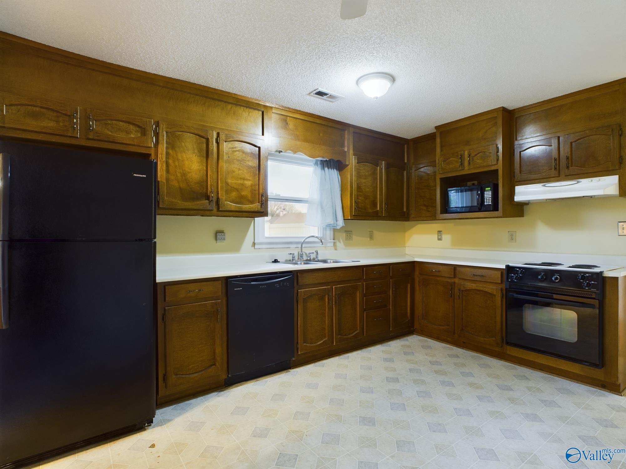 1001 Fieldstone Court SE