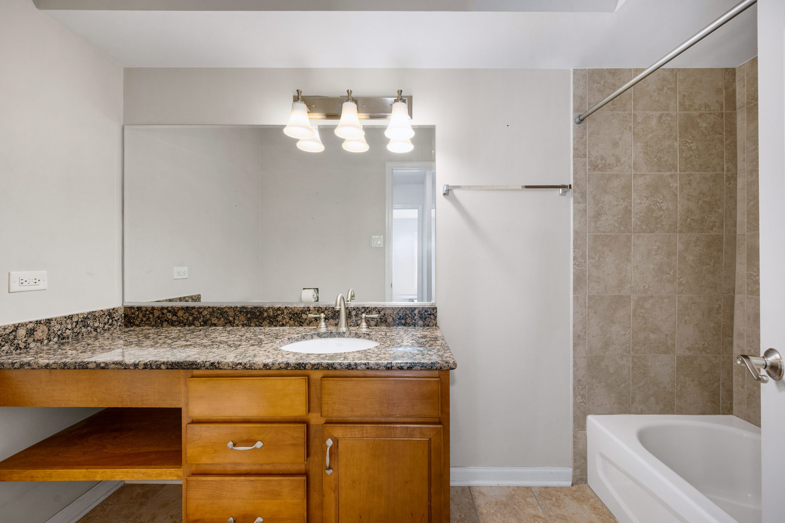 4900 Forest Avenue Unit: 204