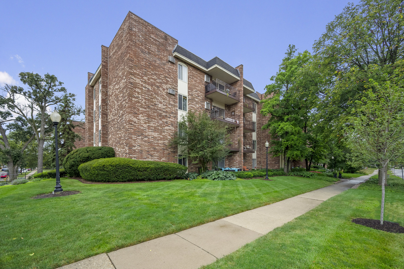 4900 Forest Avenue Unit: 204