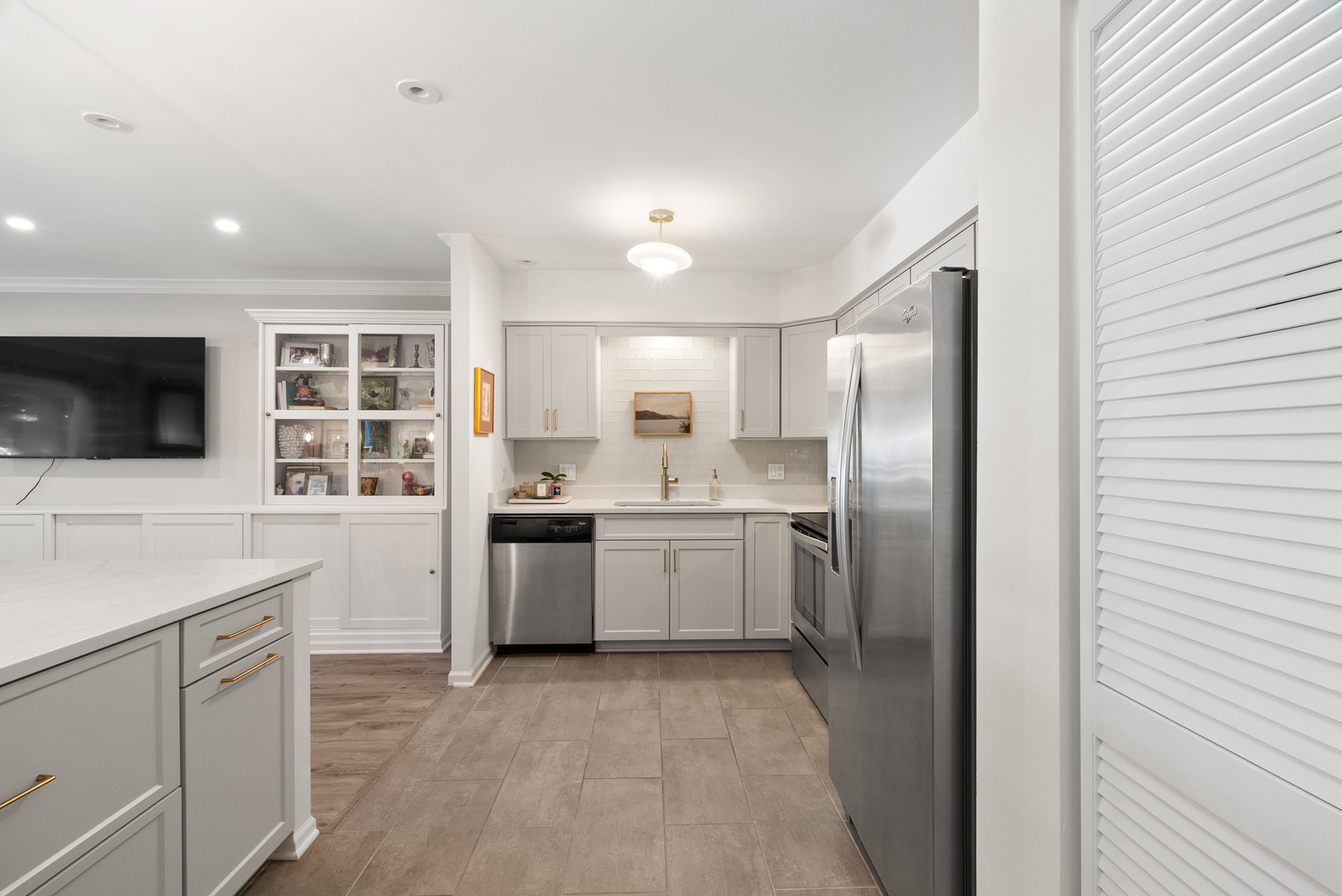 4900 Forest Avenue Unit: 201