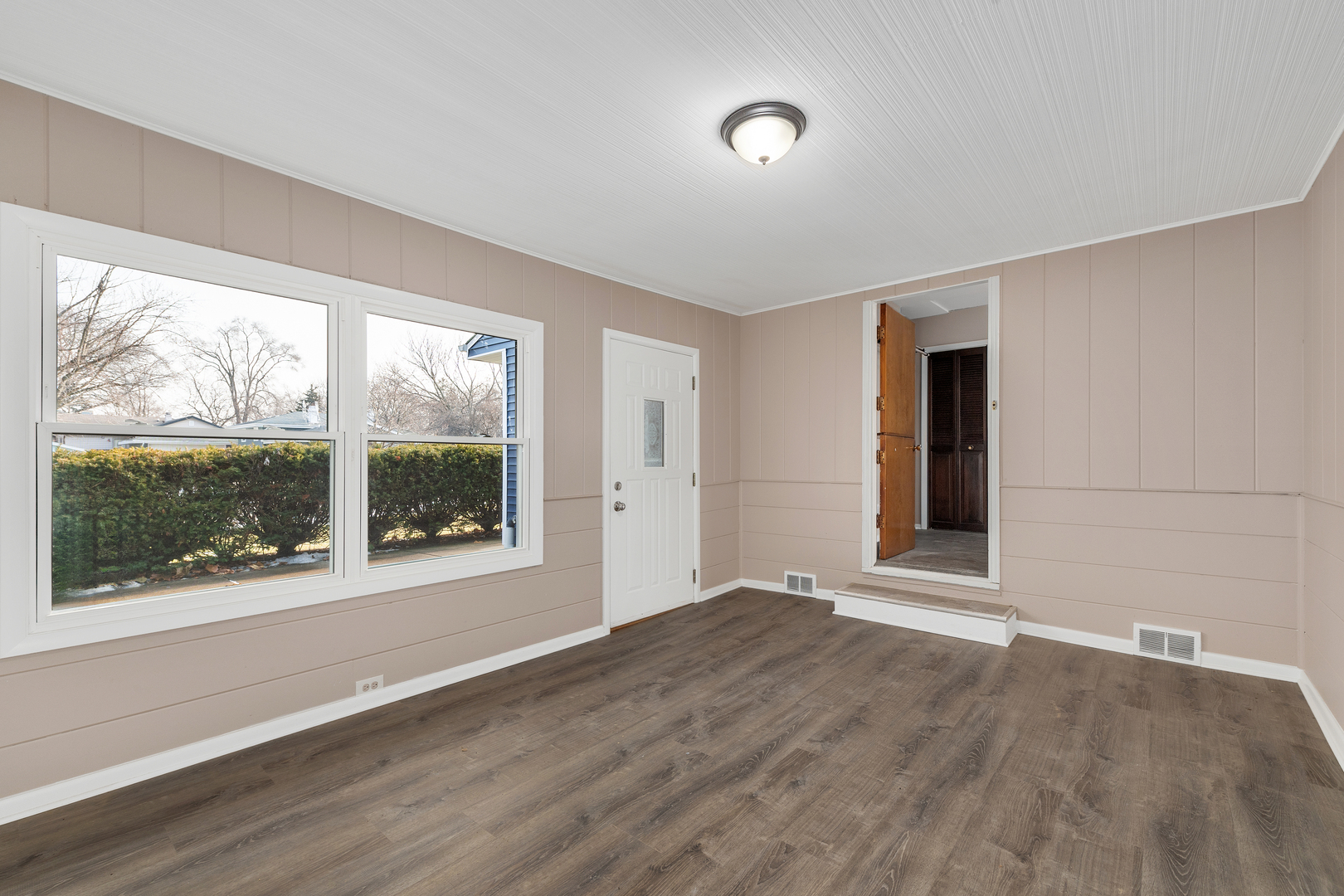 5522 PERSHING Avenue