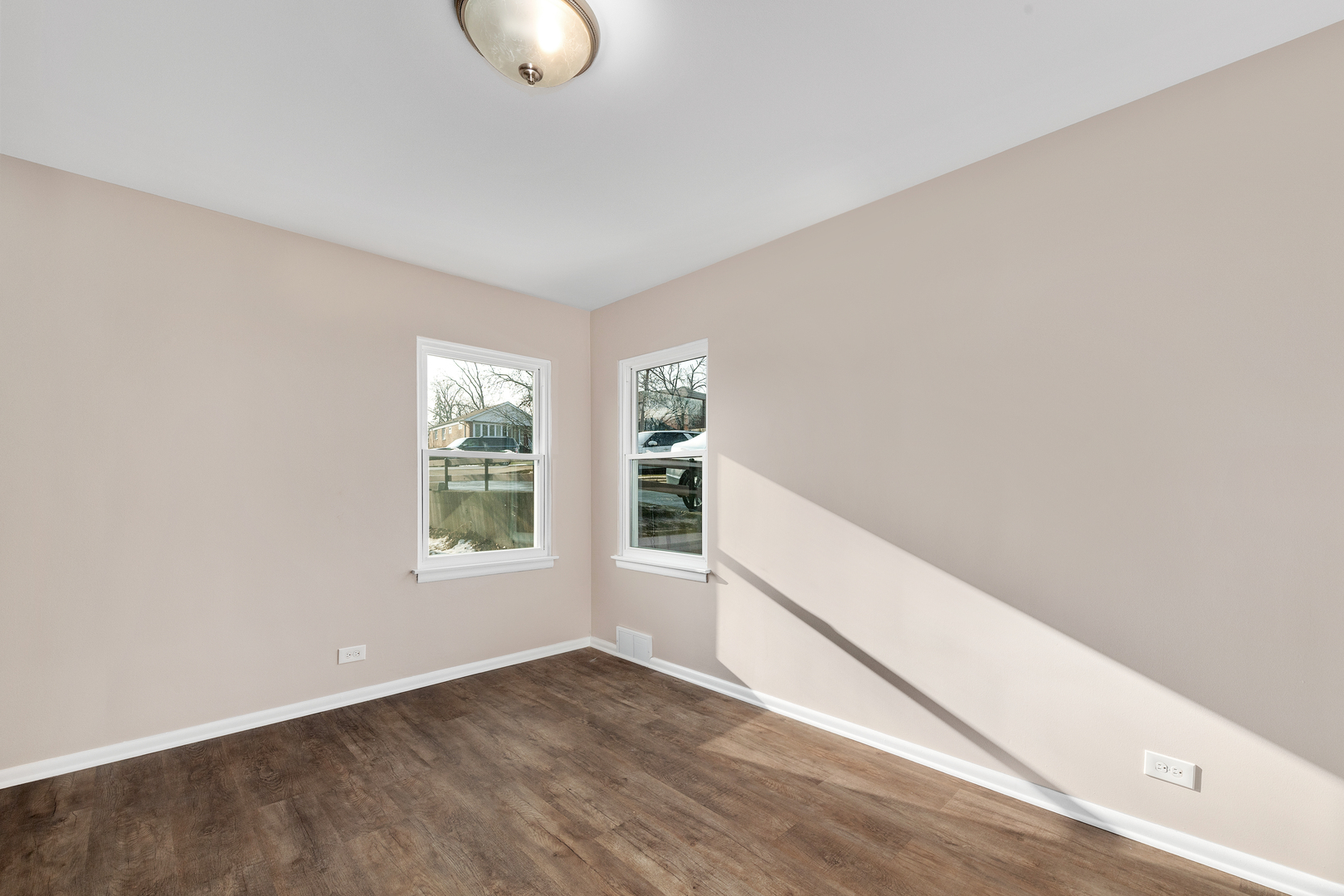 5522 PERSHING Avenue