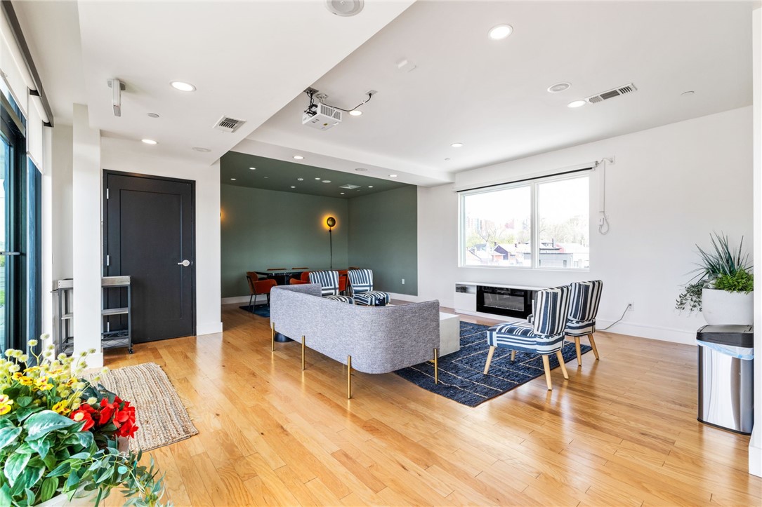 3725 Butler St 406