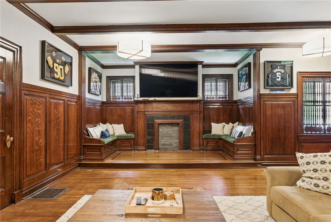 5135 Ellsworth Avenue