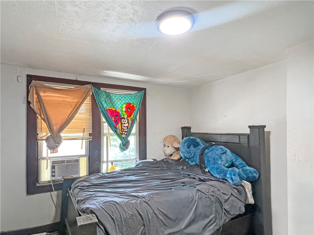 2241 1/2 Hawthorne Ave