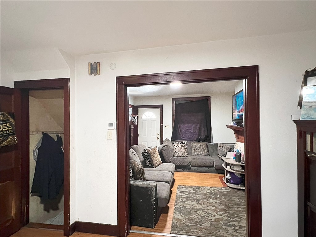 2241 1/2 Hawthorne Ave