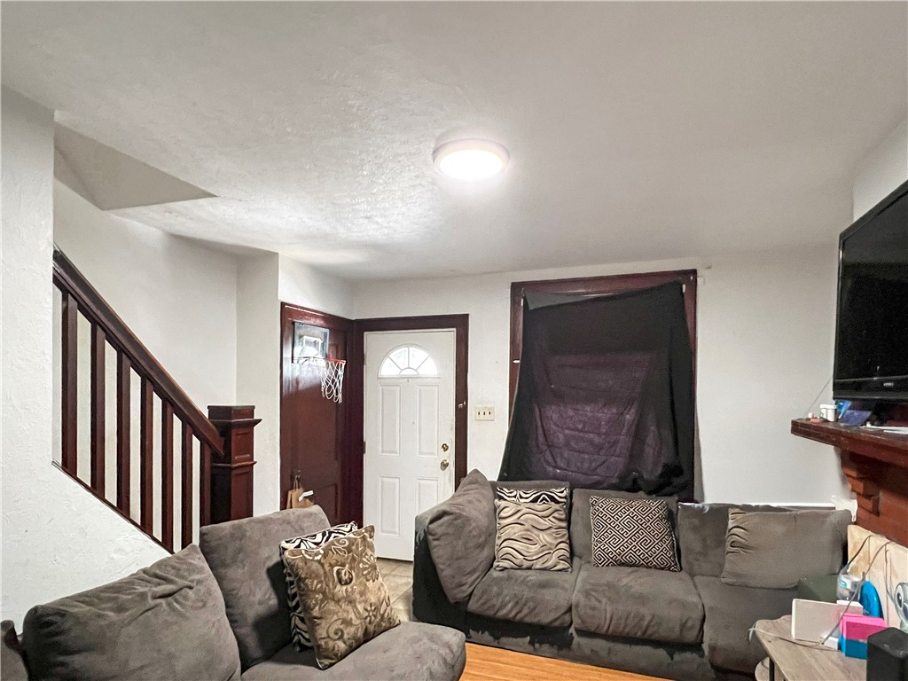 2241 1/2 Hawthorne Ave