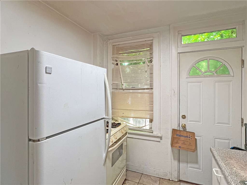 2241 1/2 Hawthorne Ave