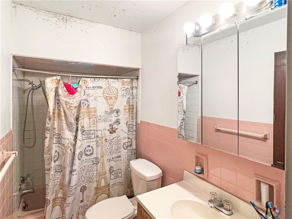 2241 1/2 Hawthorne Ave