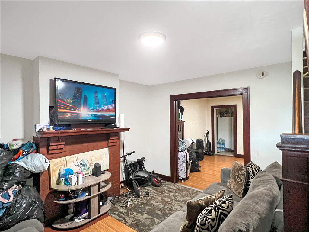 2241 1/2 Hawthorne Ave