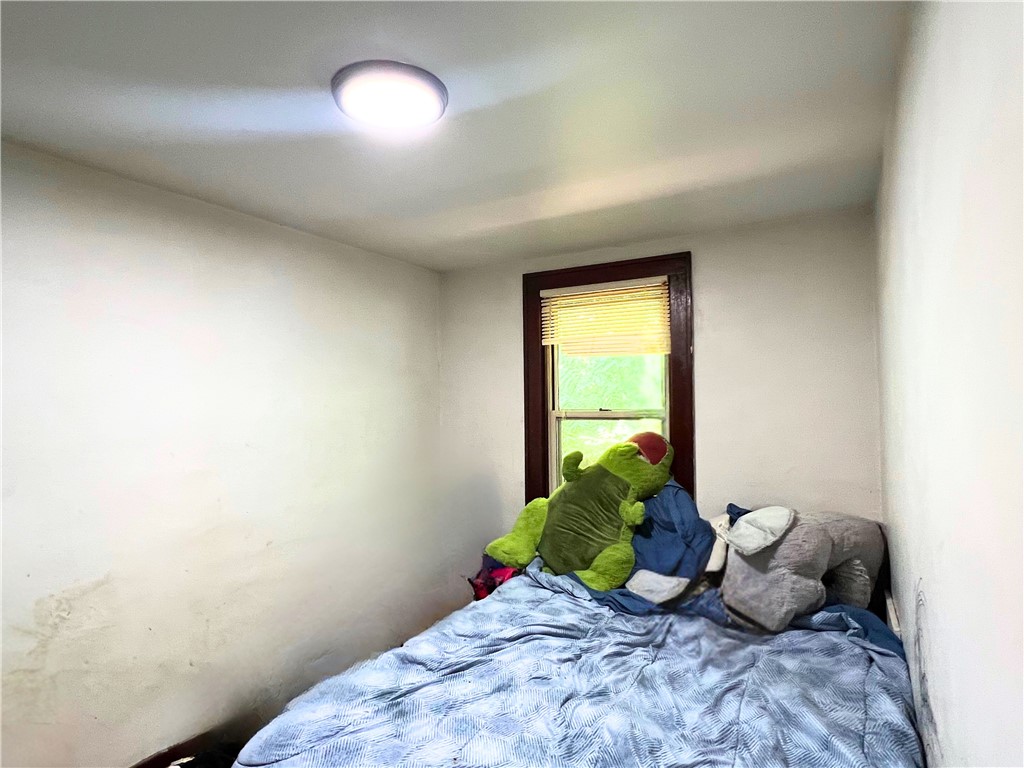 2241 1/2 Hawthorne Ave