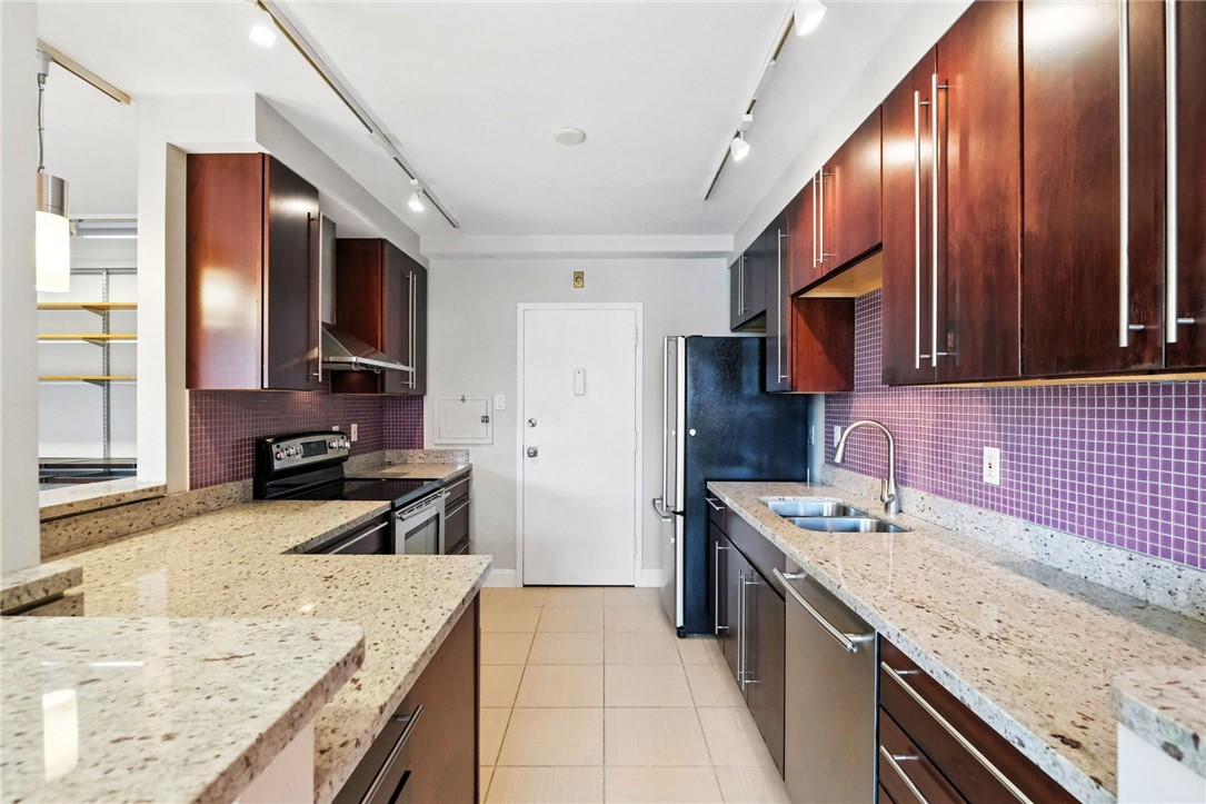 128 N Craig St 802
