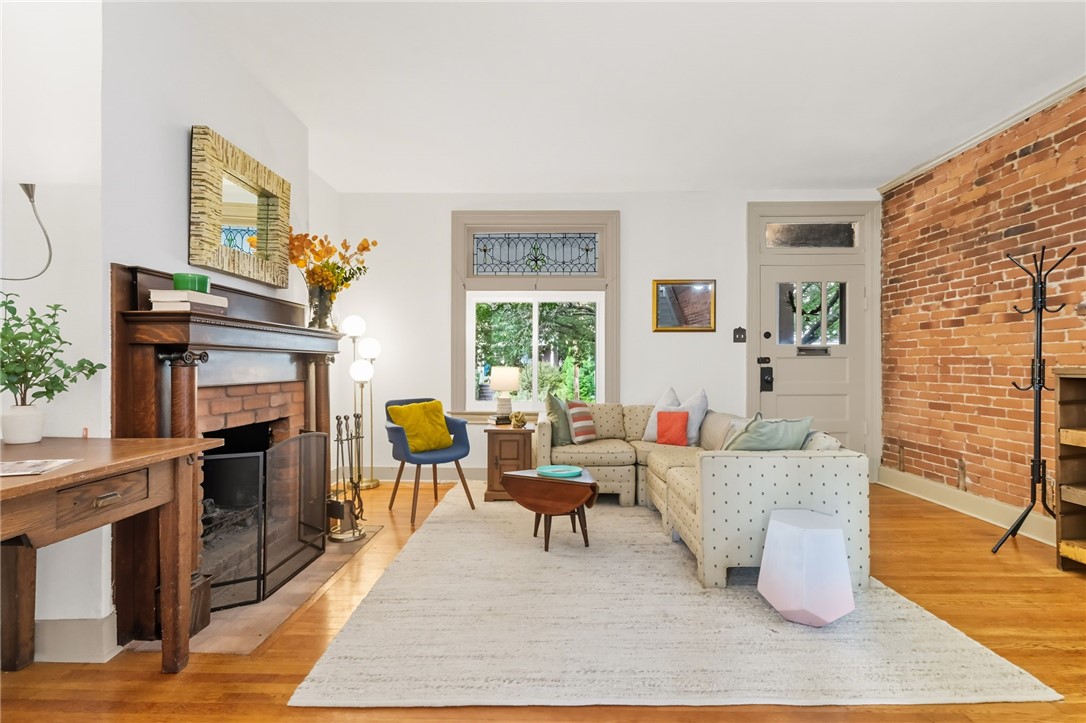 826 E Hutchinson Ave