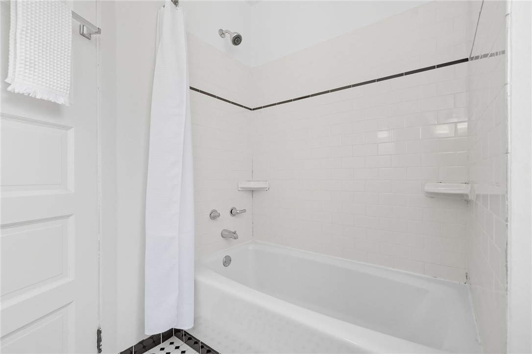 826 E Hutchinson Ave