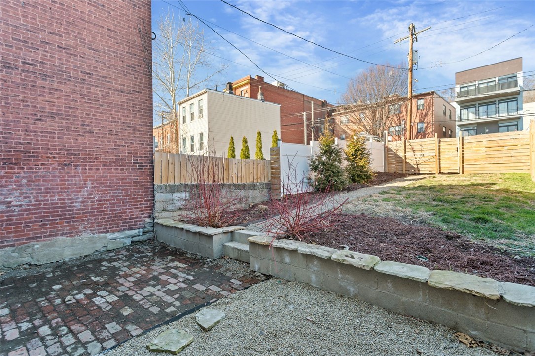 2011 Forbes Ave