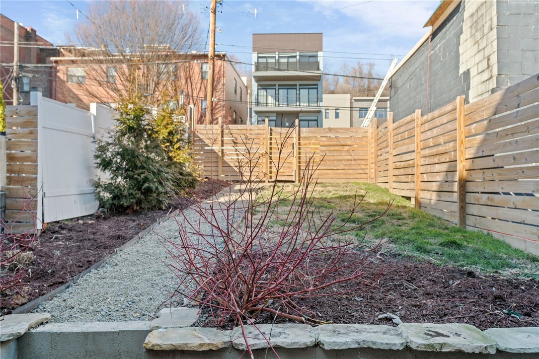 2011 Forbes Ave