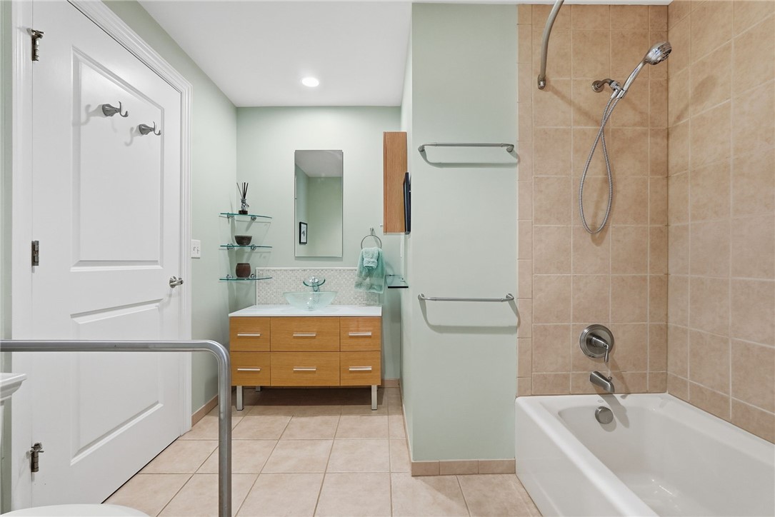 1240 Crescent Pl 2H